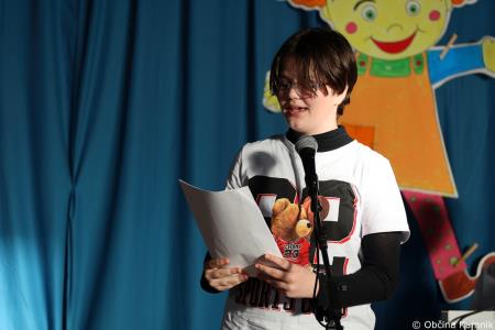 Otroci Osnovne šole Marije Vere so pozdravili pomlad in se spomnili knjižnih junakov (14)